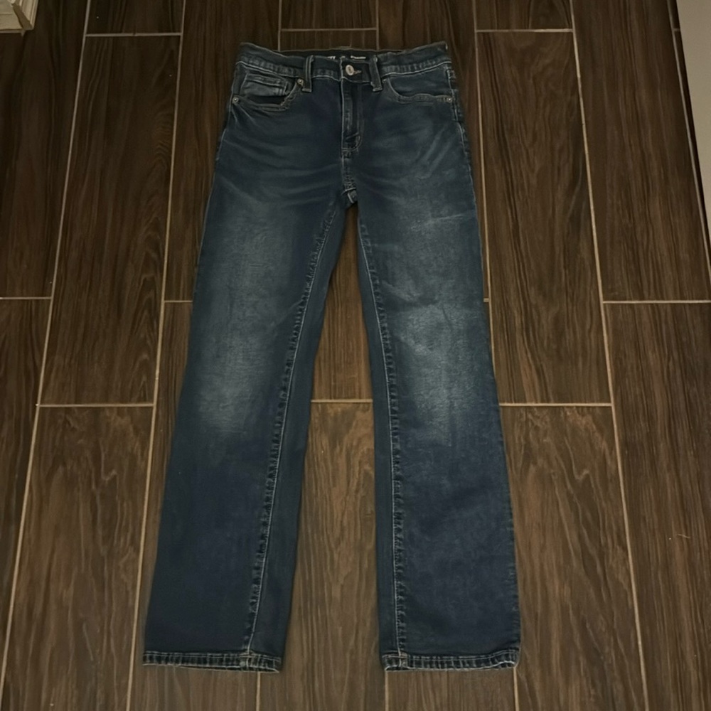Im selling these straight jeans, they’re dark blue jeans. They’re a size 12